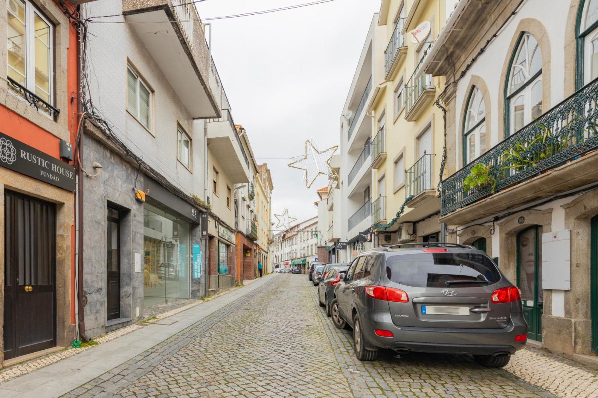 Cosy Remodeled Apartment In The City Center Fundão Exteriér fotografie